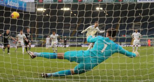 ليدز يعبر بيرنلي بهدف في الدوري الإنجليزي